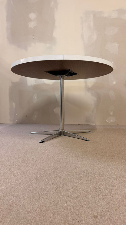 Runder vintage Tisch weiss mit Chromfuss in Sternenform