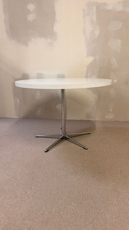 Runder vintage Tisch weiss mit Chromfuss in Sternenform