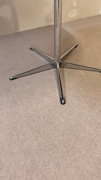Runder vintage Tisch weiss mit Chromfuss in Sternenform