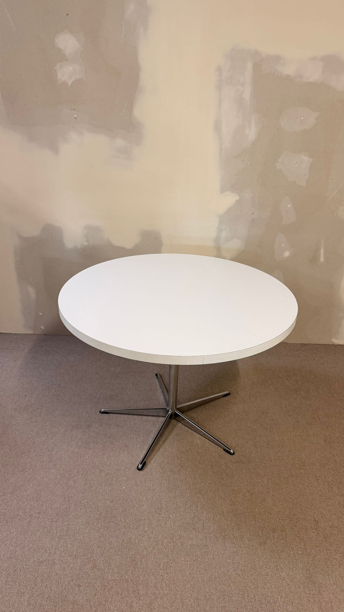 Runder vintage Tisch weiss mit Chromfuss in Sternenform
