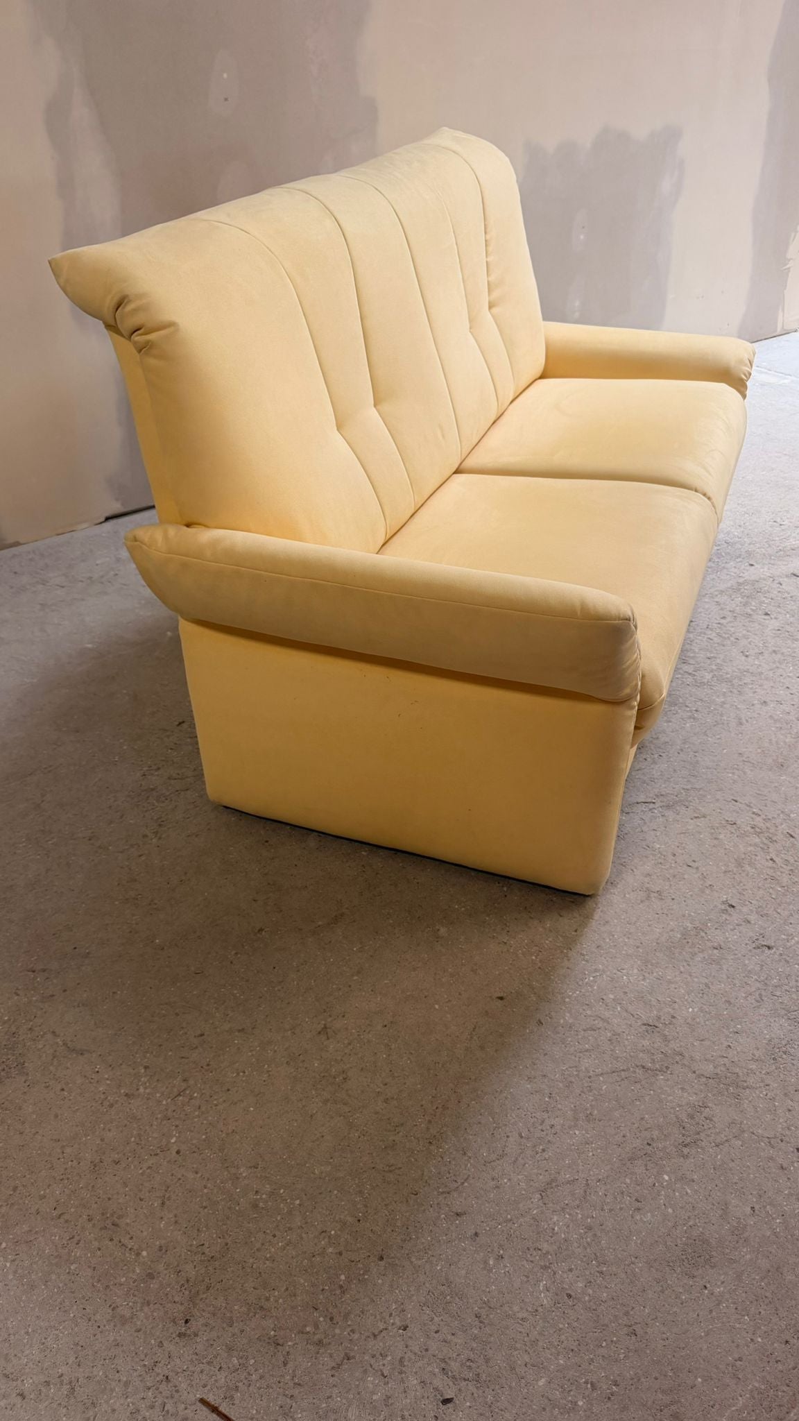2-Sitzer Sofa mit verstellbaren Armlehnen in Cremefarbe
