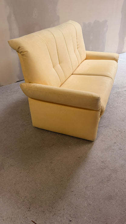 2-Sitzer Sofa mit verstellbaren Armlehnen in Cremefarbe