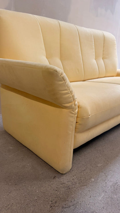 2-Sitzer Sofa mit verstellbaren Armlehnen in Cremefarbe