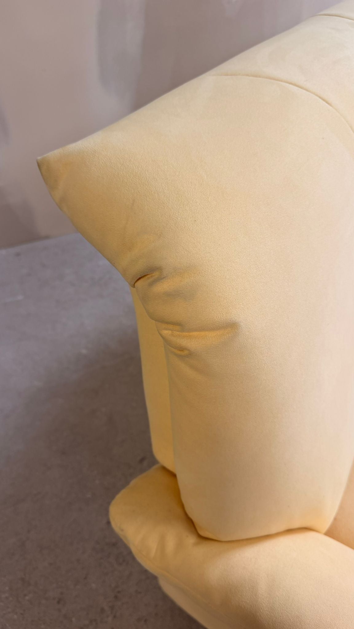 2-Sitzer Sofa mit verstellbaren Armlehnen in Cremefarbe