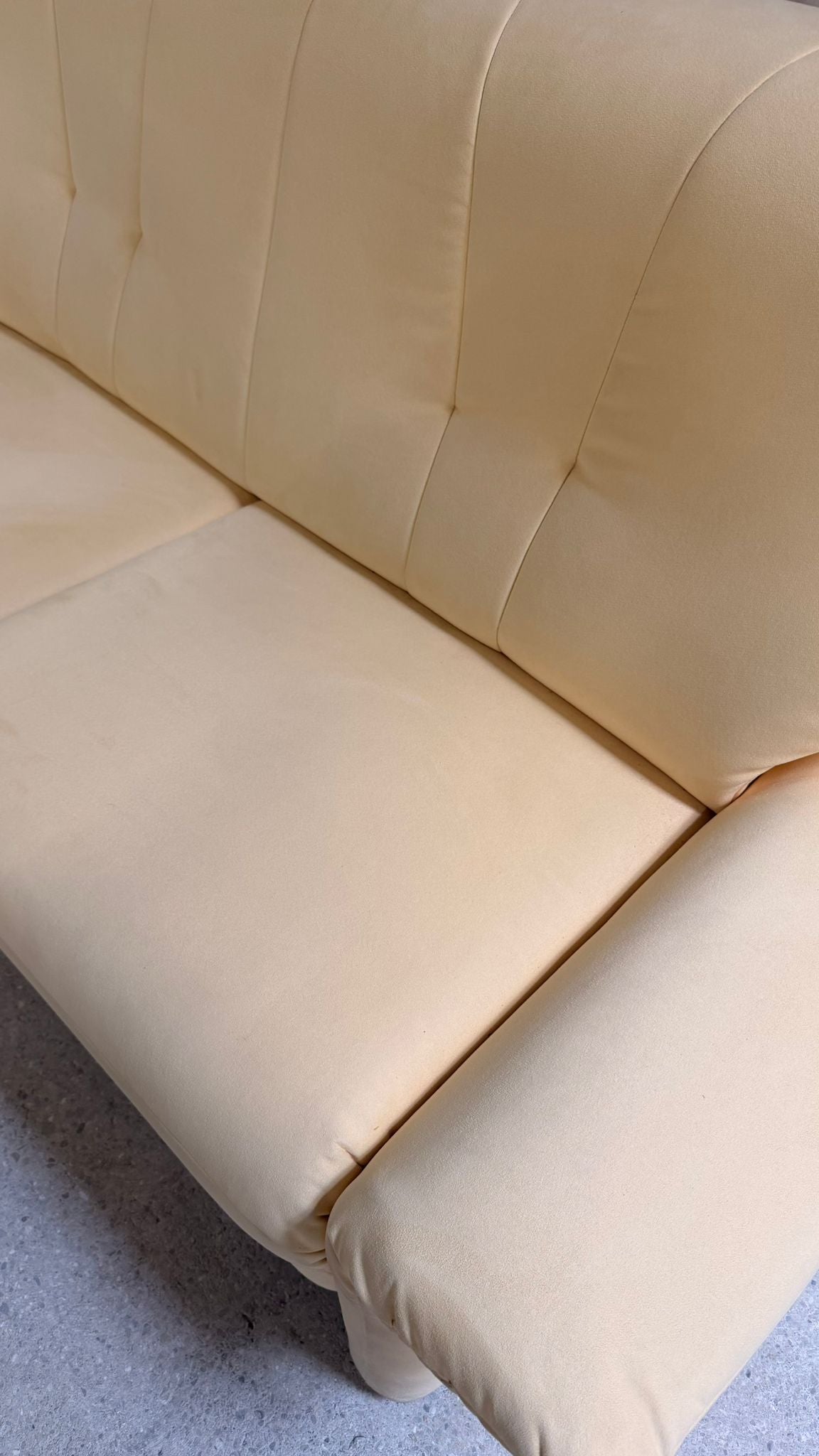 2-Sitzer Sofa mit verstellbaren Armlehnen in Cremefarbe
