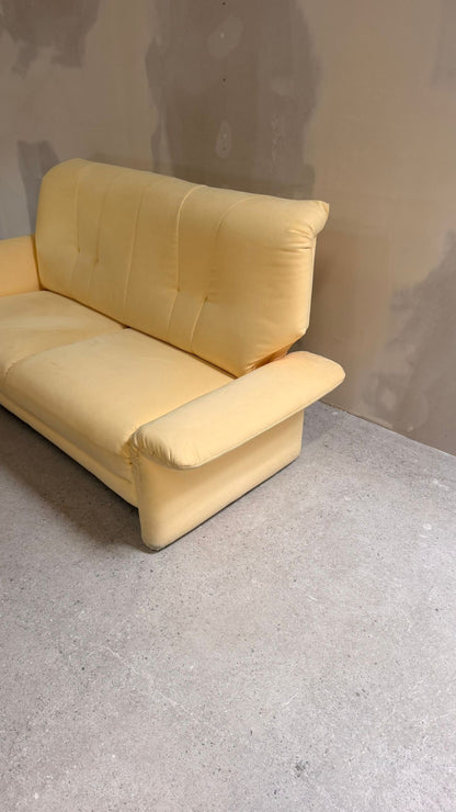 2-Sitzer Sofa mit verstellbaren Armlehnen in Cremefarbe