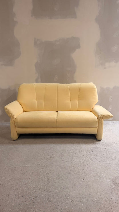 2-Sitzer Sofa mit verstellbaren Armlehnen in Cremefarbe