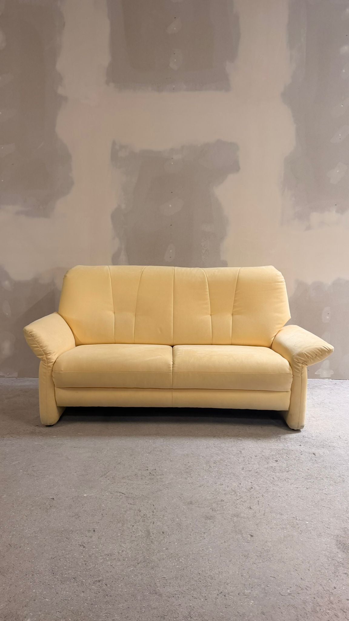 2-Sitzer Sofa mit verstellbaren Armlehnen in Cremefarbe