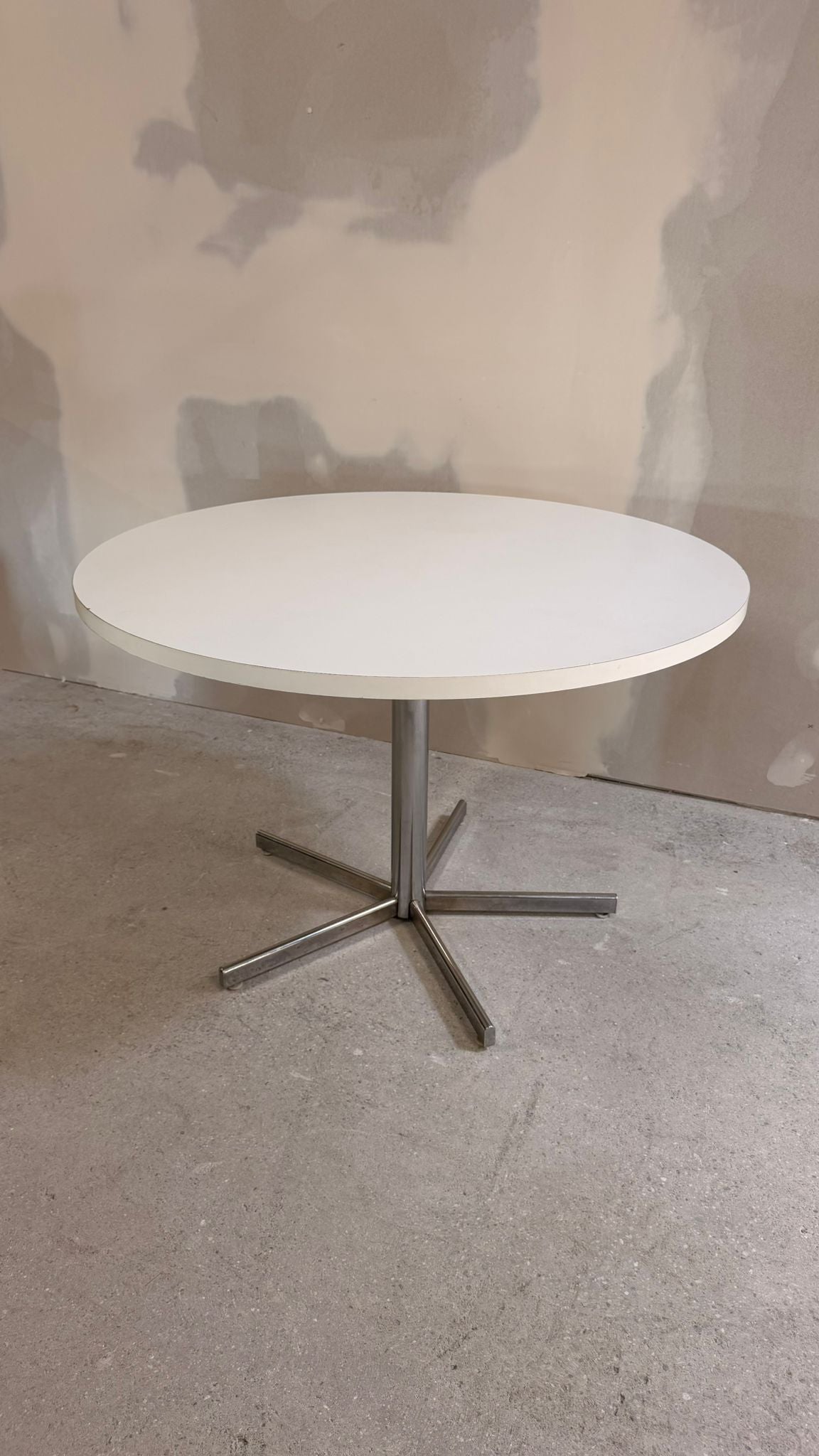 70er Chrom Space Age Tisch, weisse Platte und Chromgestell