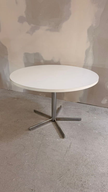 70er Chrom Space Age Tisch, weisse Platte und Chromgestell