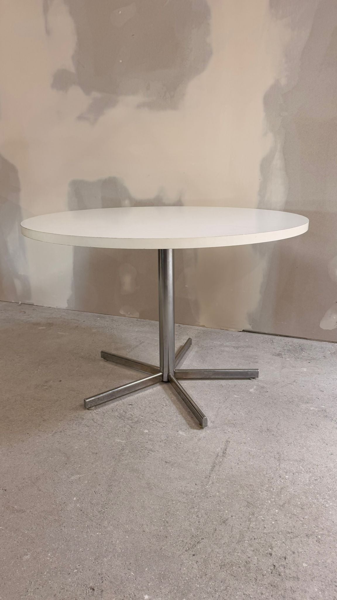 70er Chrom Space Age Tisch, weisse Platte und Chromgestell