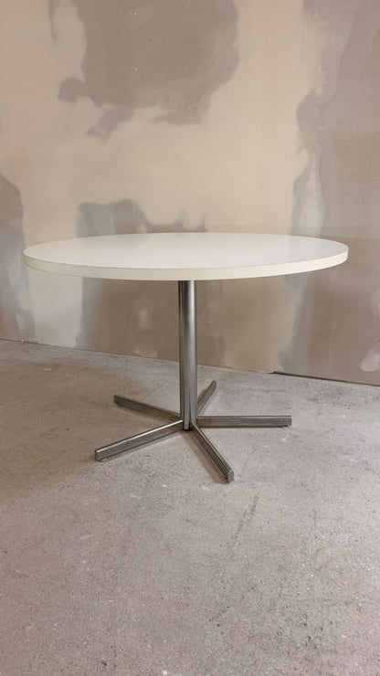 70er Chrom Space Age Tisch, weisse Platte und Chromgestell