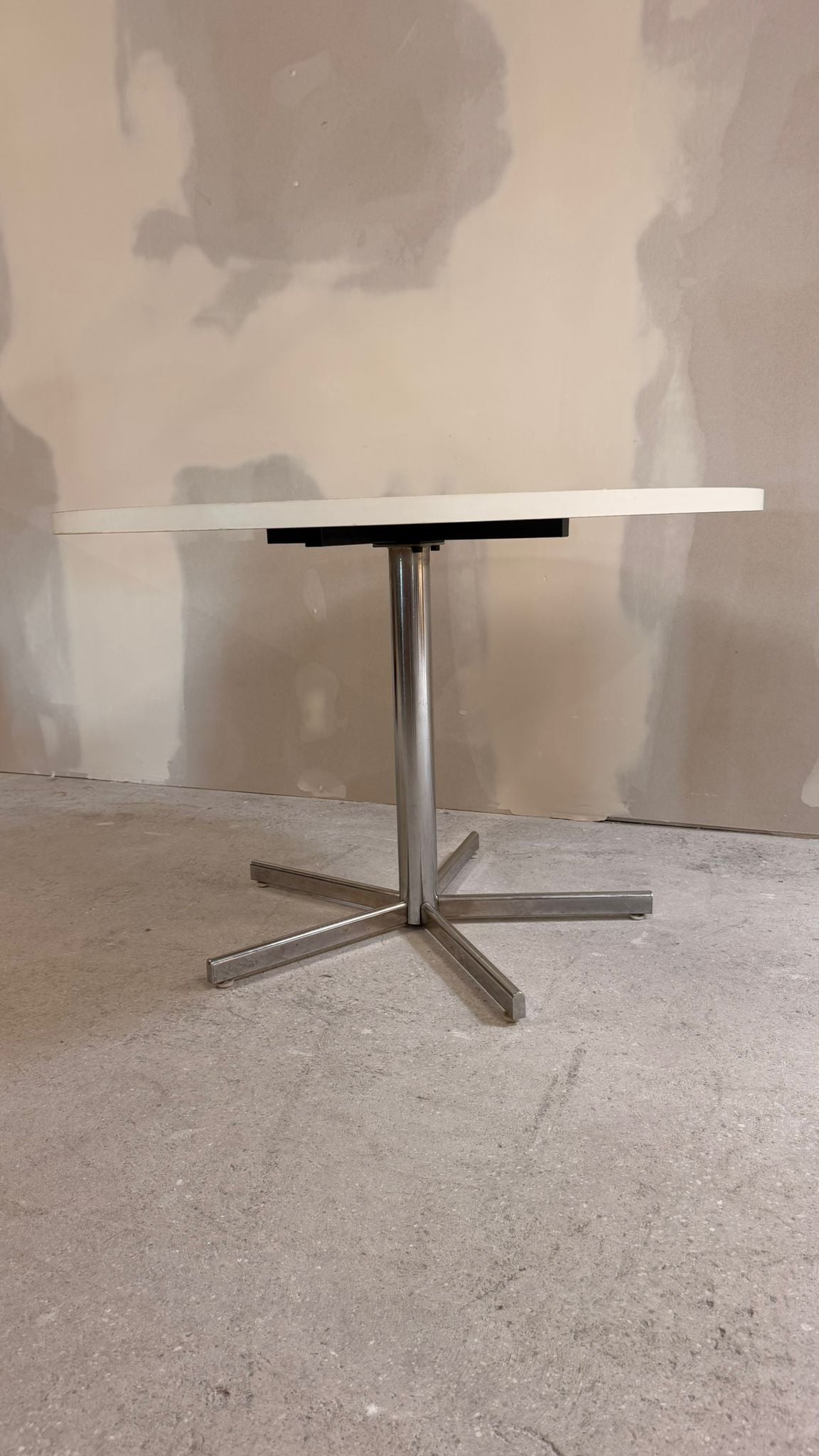70er Chrom Space Age Tisch, weisse Platte und Chromgestell