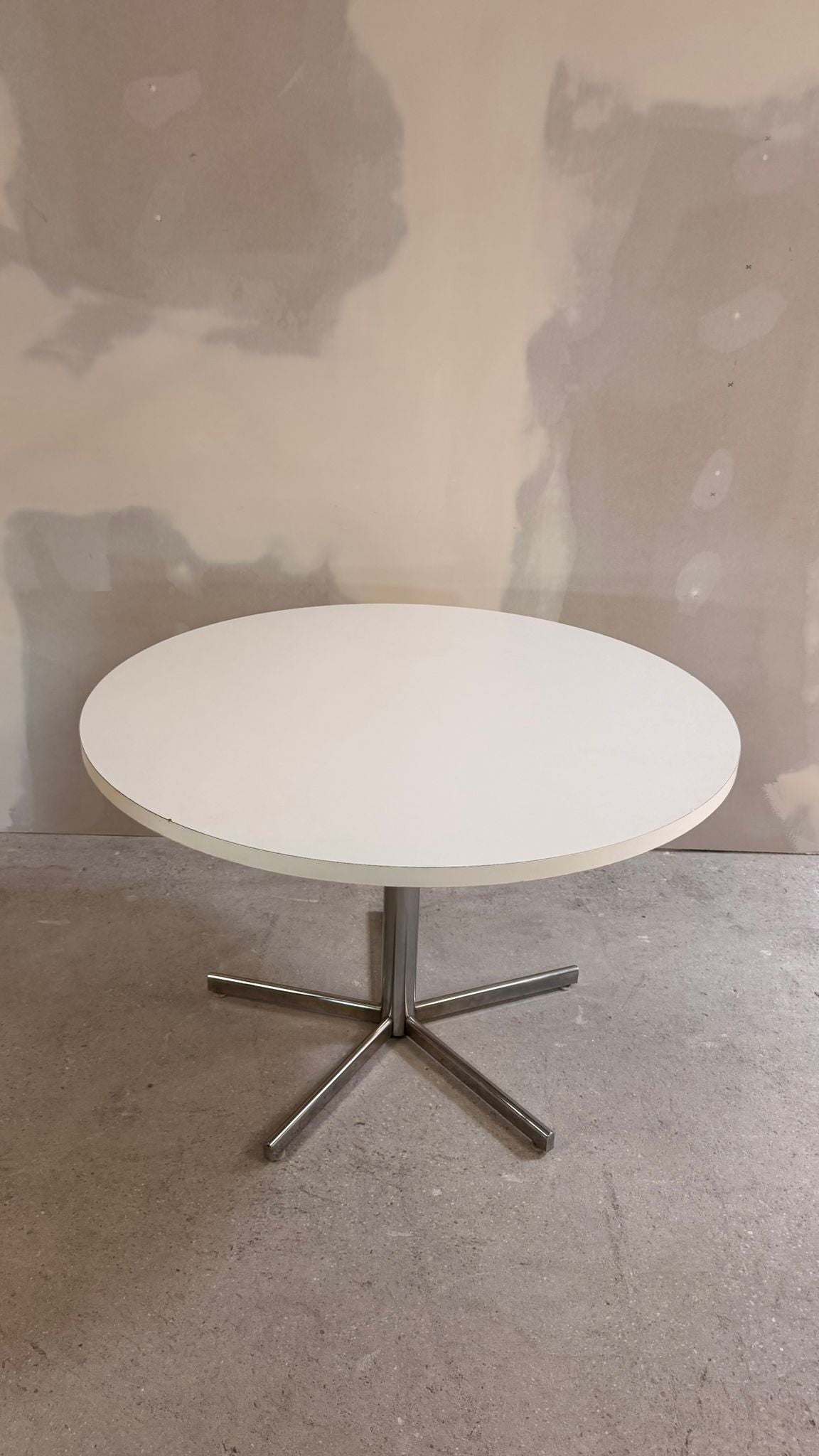 70er Chrom Space Age Tisch, weisse Platte und Chromgestell