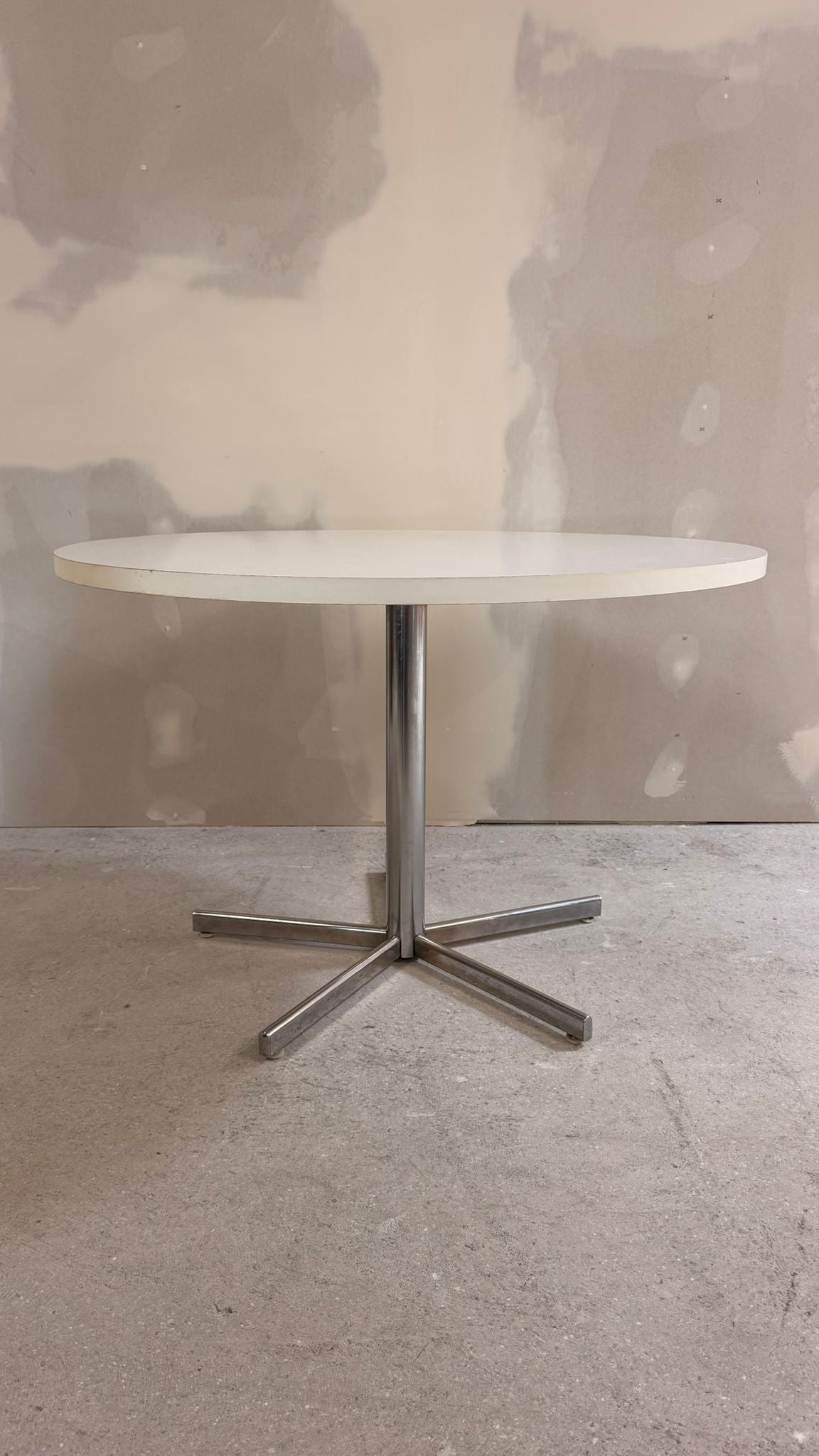 70er Chrom Space Age Tisch, weisse Platte und Chromgestell