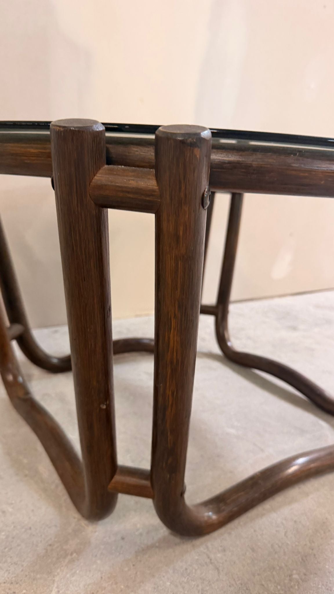 Couchtisch 70er Jahre mit Bambusgestell und Rauchglasplatte