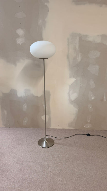 Space Age Design Stehlampe aus Opalglas mit Tulipfuss
