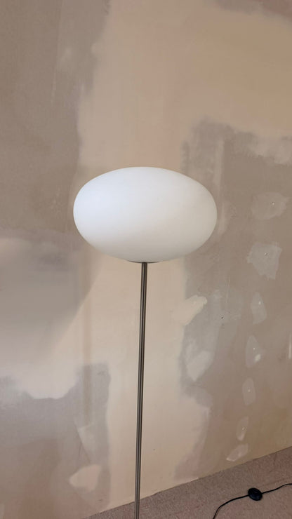 Space Age Design Stehlampe aus Opalglas mit Tulipfuss