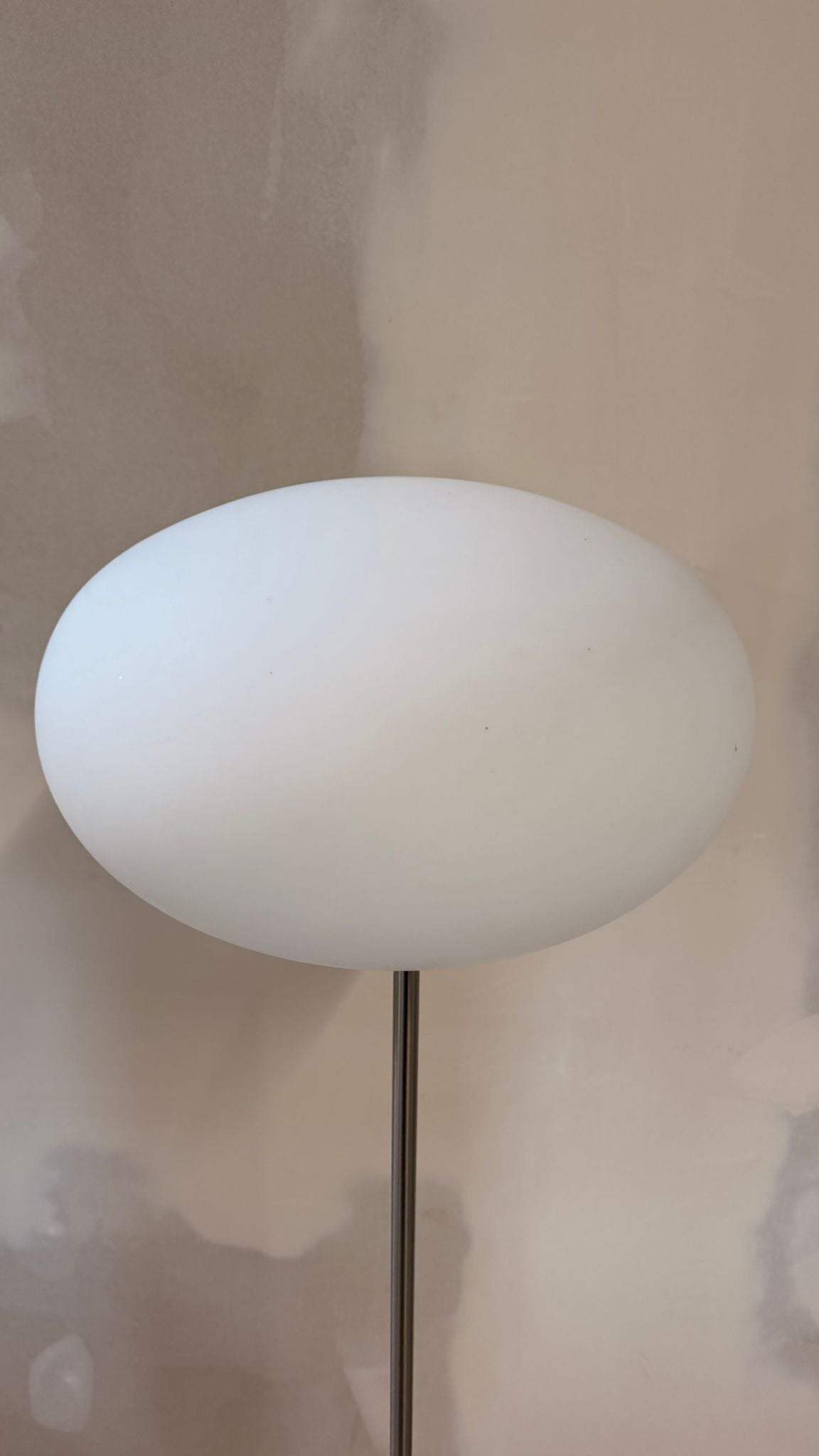 Space Age Design Stehlampe aus Opalglas mit Tulipfuss