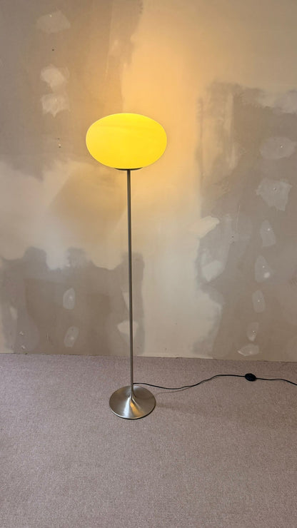 Space Age Design Stehlampe aus Opalglas mit Tulipfuss