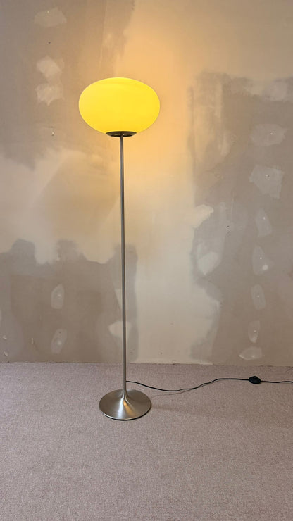 Space Age Design Stehlampe aus Opalglas mit Tulipfuss