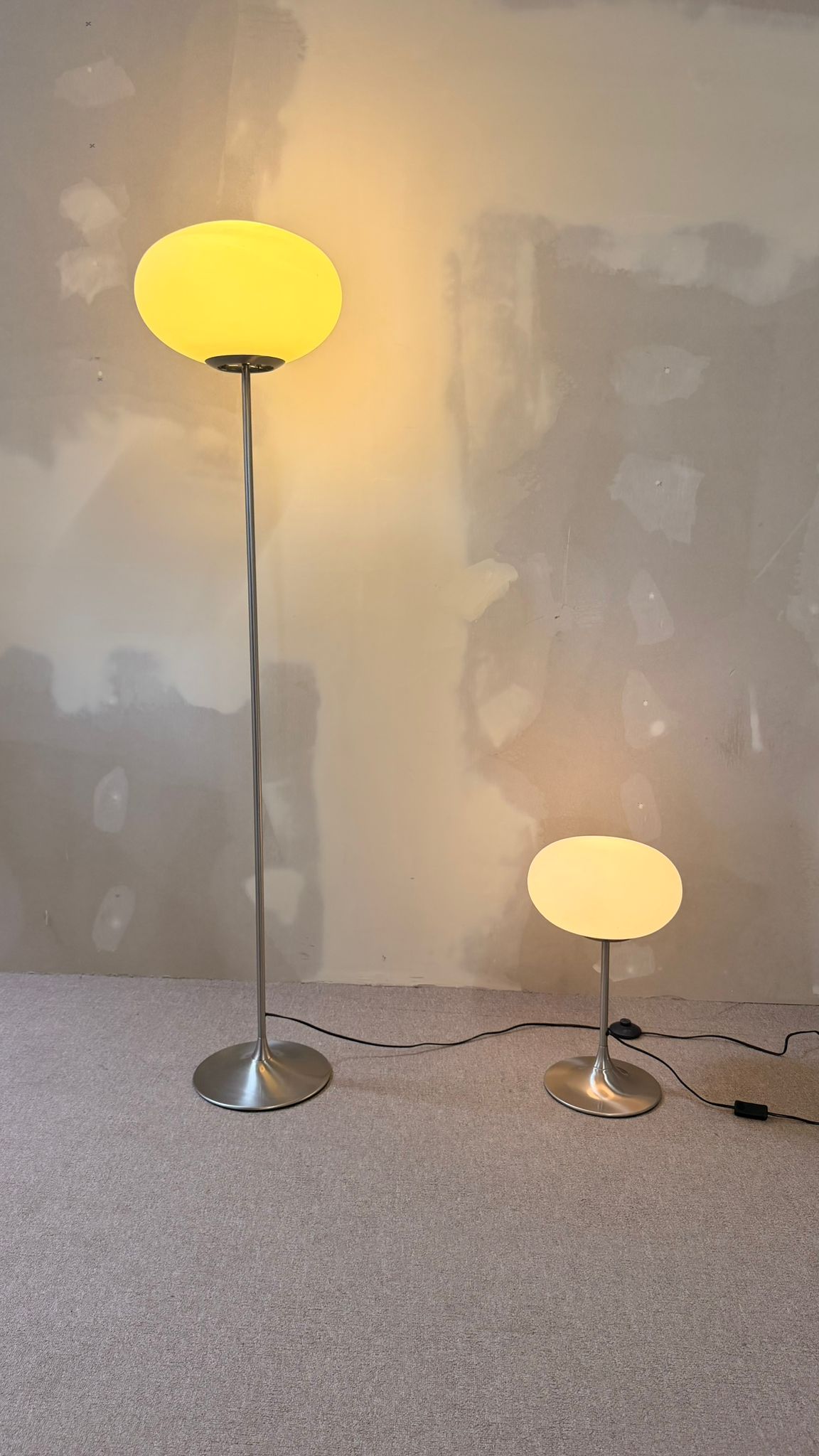 Space Age Design Stehlampe aus Opalglas mit Tulipfuss