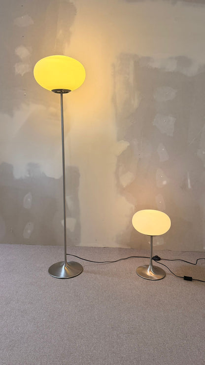 Space Age Design Tischlampe aus Opalglas mit Tulipfuss