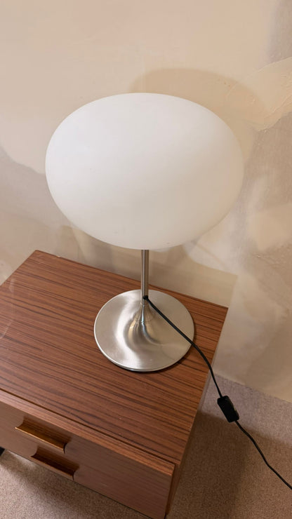 Space Age Design Tischlampe aus Opalglas mit Tulipfuss