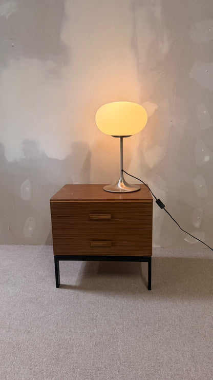 Space Age Design Tischlampe aus Opalglas mit Tulipfuss