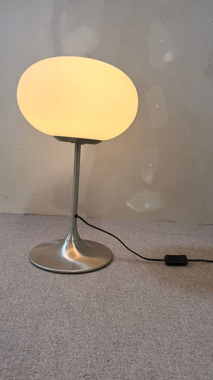 Space Age Design Tischlampe aus Opalglas mit Tulipfuss