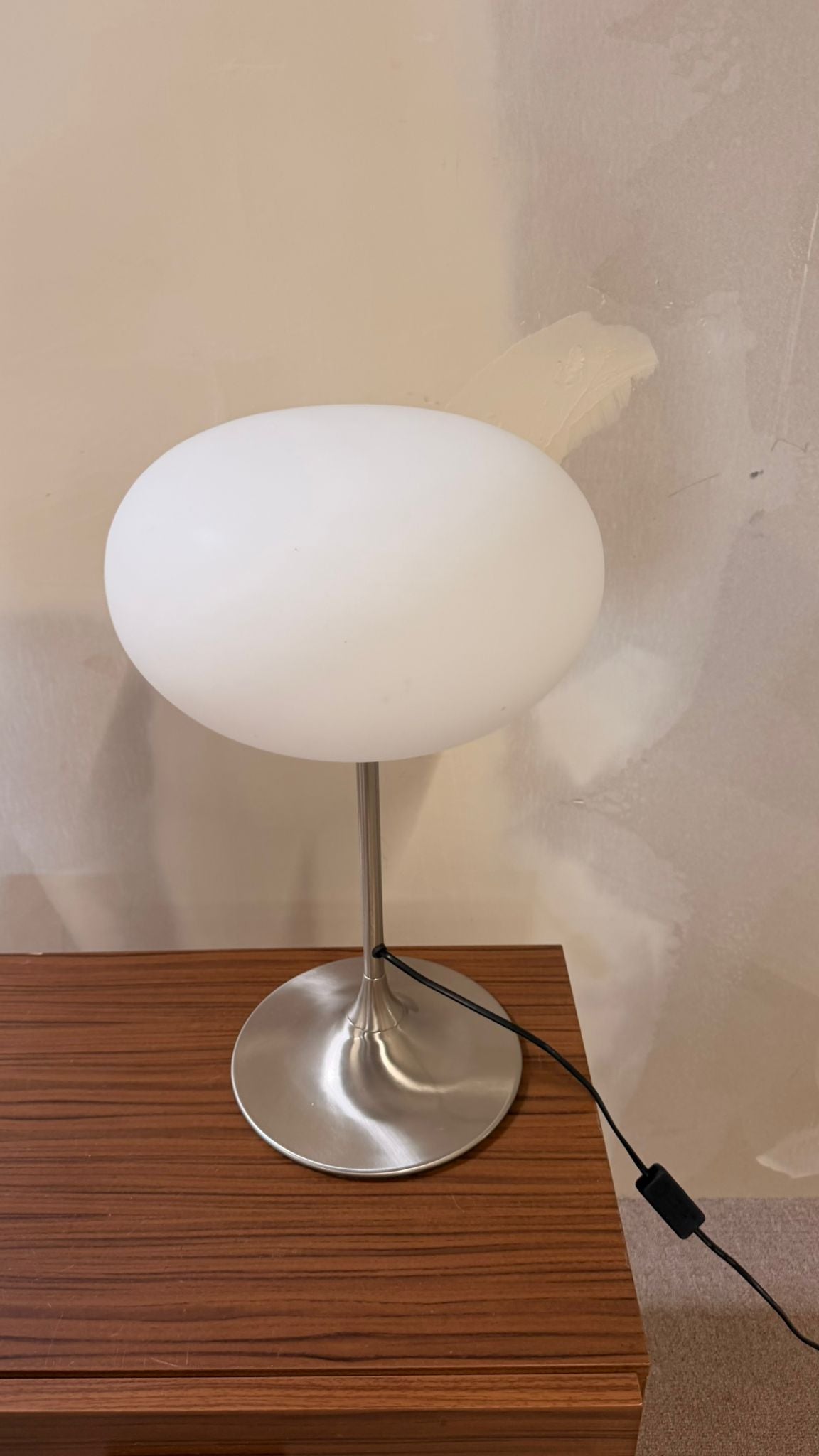 Space Age Design Tischlampe aus Opalglas mit Tulipfuss
