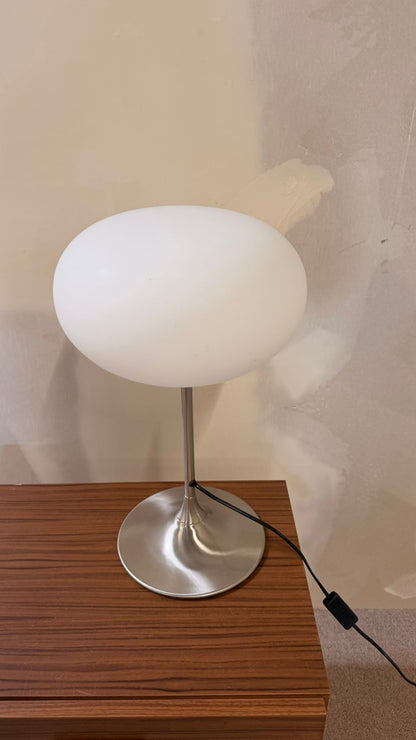Space Age Design Tischlampe aus Opalglas mit Tulipfuss