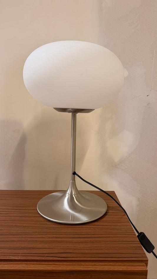 Space Age Design Tischlampe aus Opalglas mit Tulipfuss