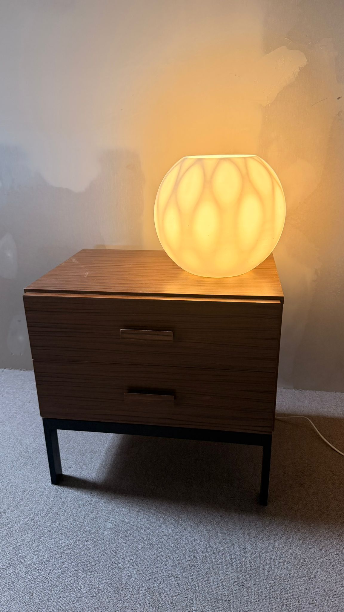 Vintage Designer Kugelleuchte aus Opalglas mit Lichtspiel