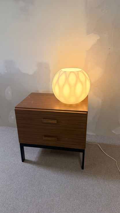 Vintage Designer Kugelleuchte aus Opalglas mit Lichtspiel