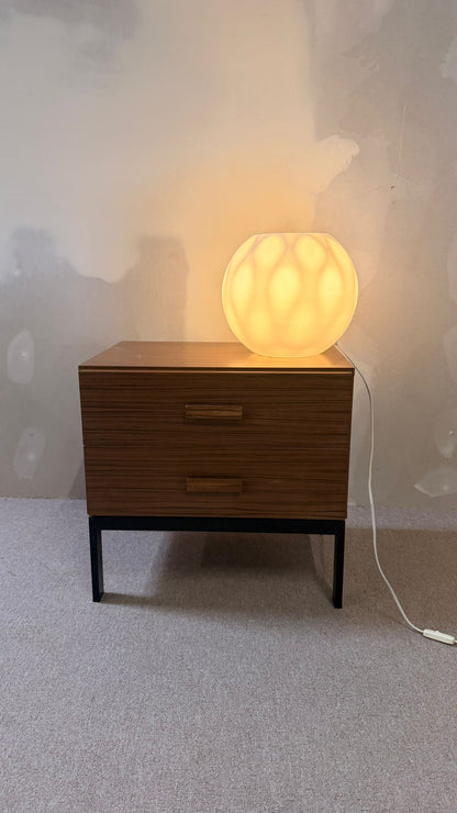 Vintage Designer Kugelleuchte aus Opalglas mit Lichtspiel
