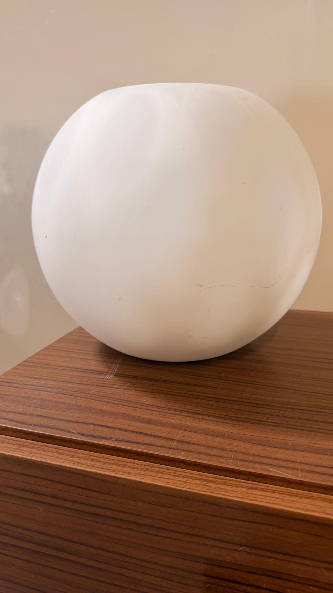 Vintage Designer Kugelleuchte aus Opalglas mit Lichtspiel