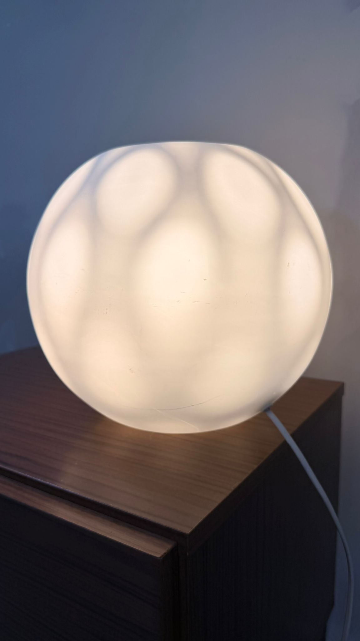 Vintage Designer Kugelleuchte aus Opalglas mit Lichtspiel