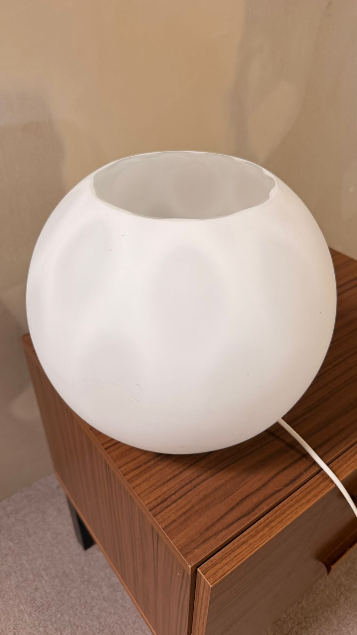 Vintage Designer Kugelleuchte aus Opalglas mit Lichtspiel