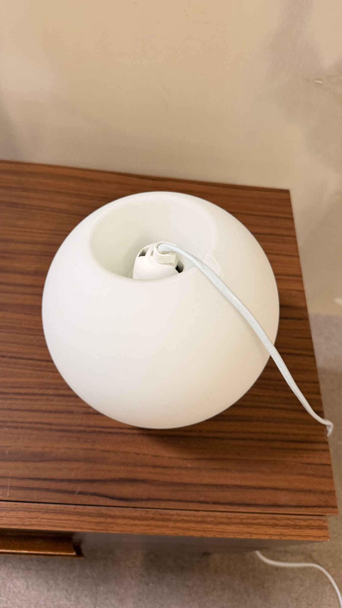 Skandinavische Design Kugel Tischlampe aus Opalglas