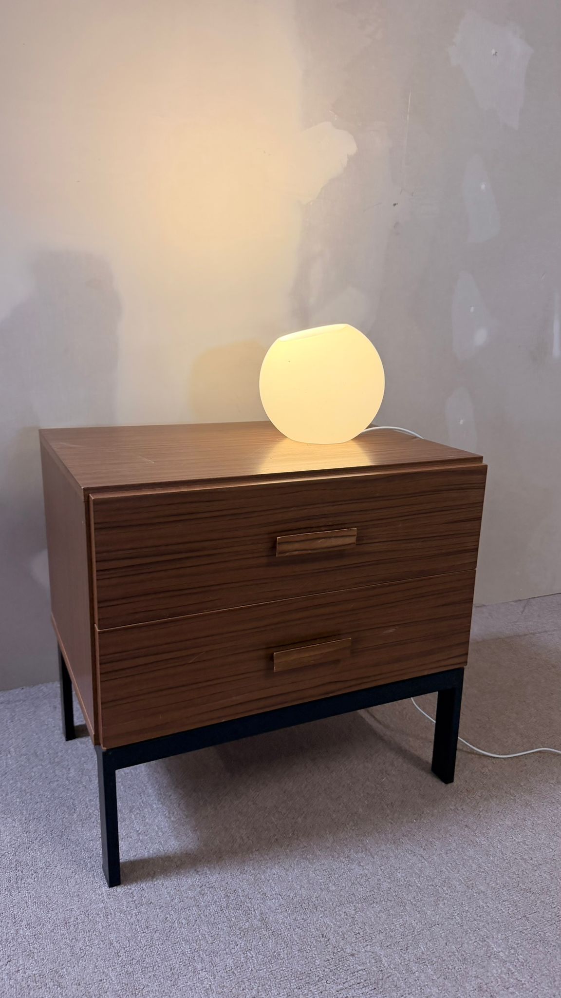Skandinavische Design Kugel Tischlampe aus Opalglas