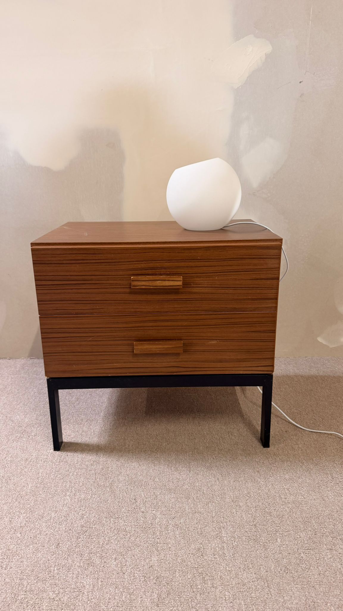 Skandinavische Design Kugel Tischlampe aus Opalglas