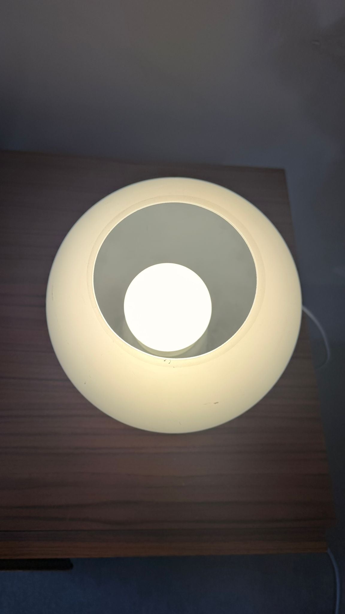 Skandinavische Design Kugel Tischlampe aus Opalglas