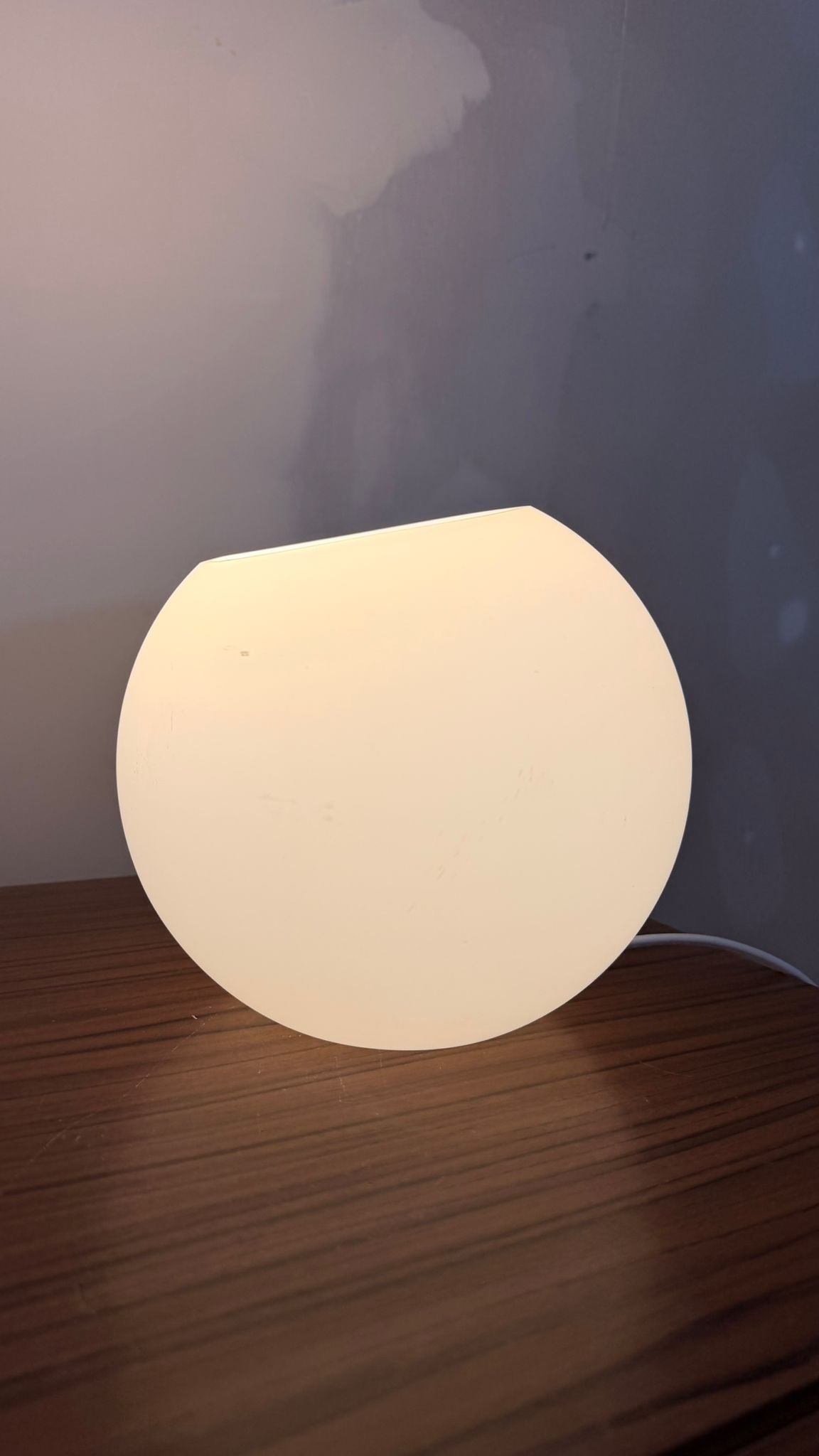 Skandinavische Design Kugel Tischlampe aus Opalglas