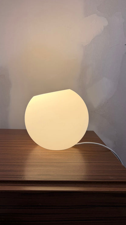 Skandinavische Design Kugel Tischlampe aus Opalglas