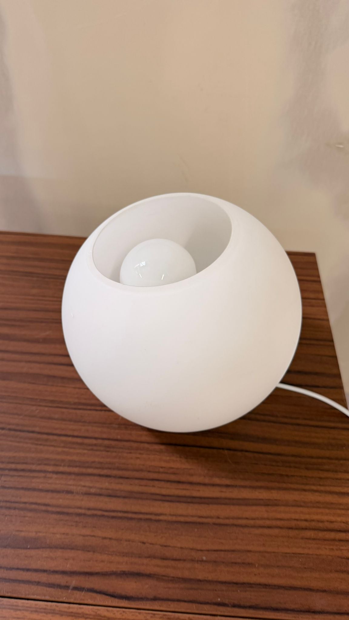 Skandinavische Design Kugel Tischlampe aus Opalglas