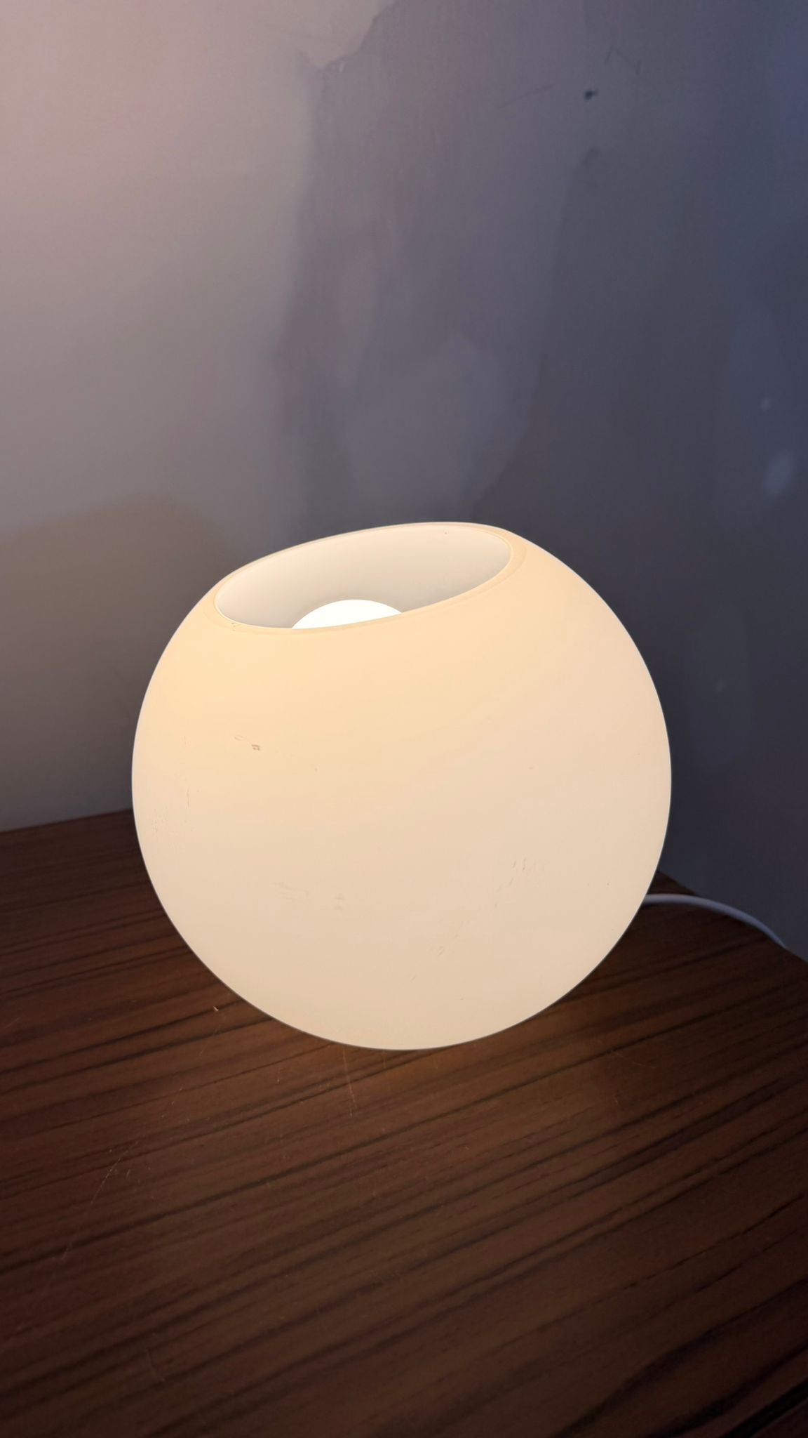 Skandinavische Design Kugel Tischlampe aus Opalglas