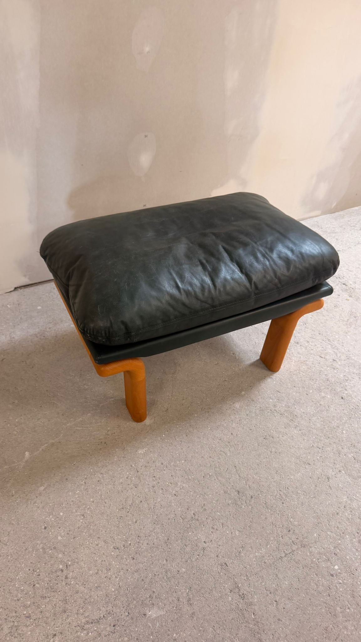 Dänischer skandinavischer Fusshocker Ottoman Teakholz Leder