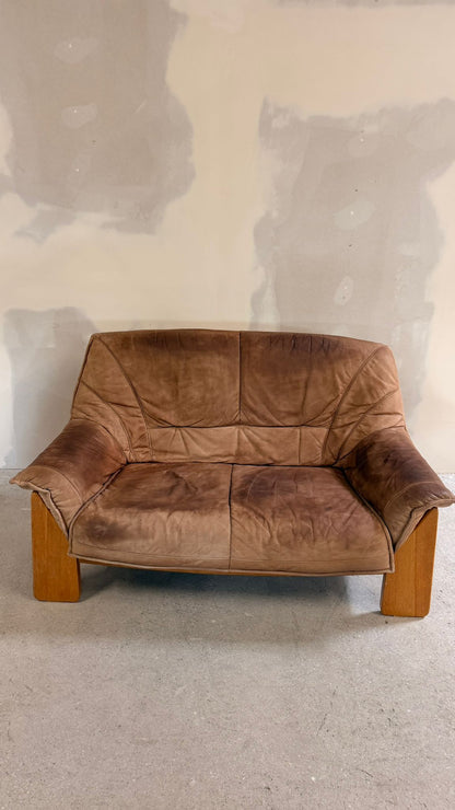 Brutalistisches 2er Sofa aus Leder und Teakholz aus den 70er