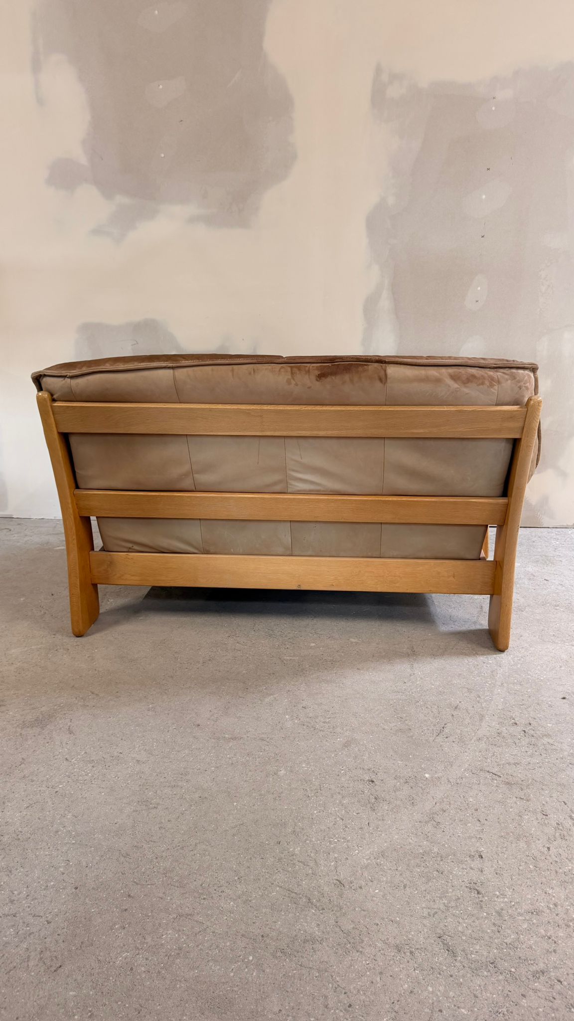 Brutalistisches 2er Sofa aus Leder und Teakholz aus den 70er
